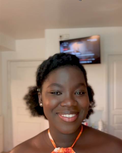 Carelle, étudiante accompagnée par EasyCampus, souriante