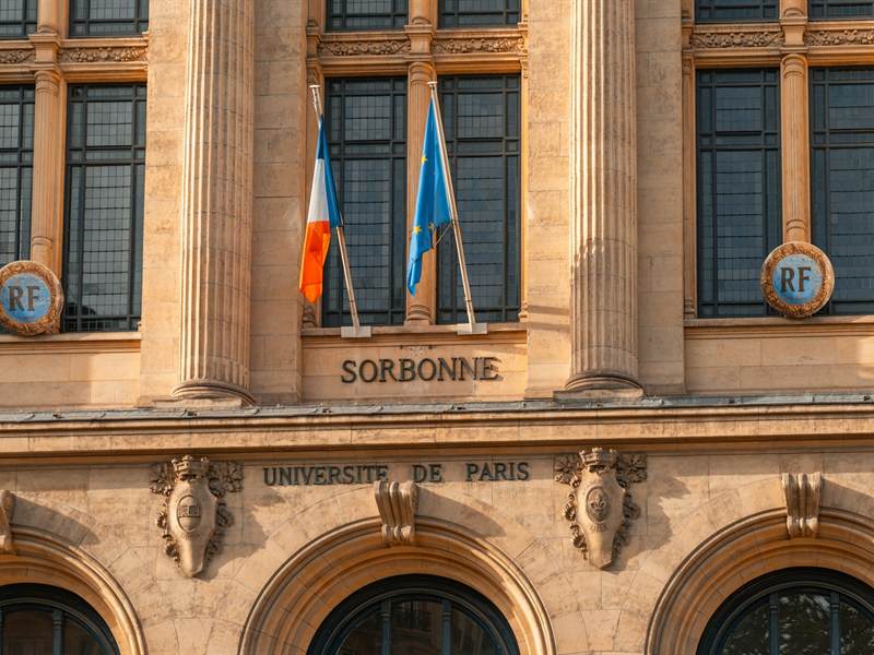 Façade de la Sorbonne à Paris, avec les drapeaux français