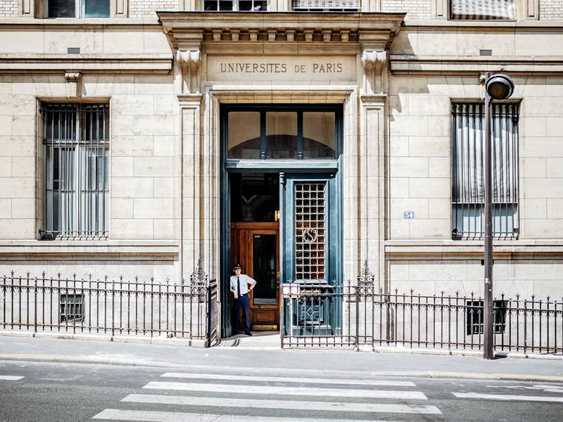 Entrée d’un bâtiment universitaire à Paris