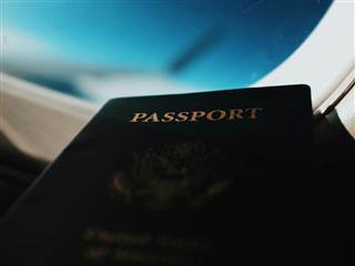 Passeport devant un hublot d’avion