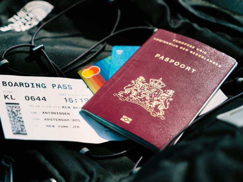 Passeport et carte d’embarquement posés sur un sac de voyage