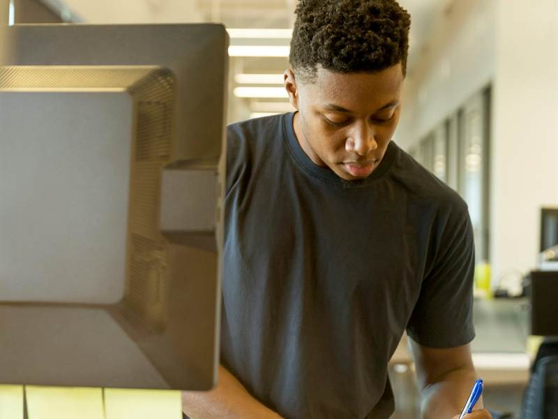 Étudiant en train de remplir des documents